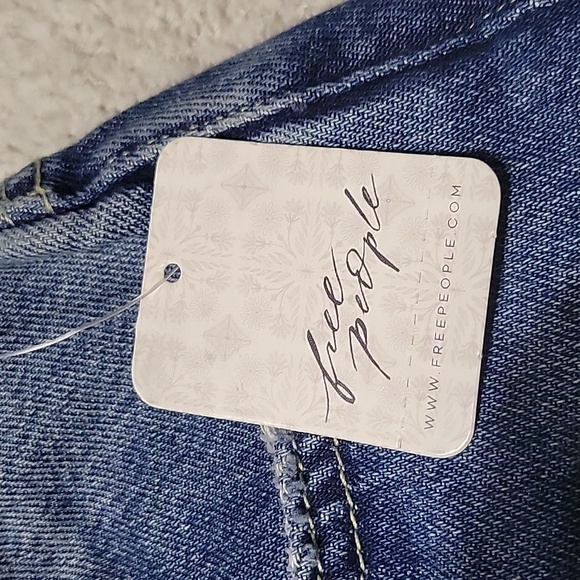 NWT-  FREE PEOPLE -Stylish Blue Frayed Hem Cropped Jeans. Sz 26 - Picture 3 of 10